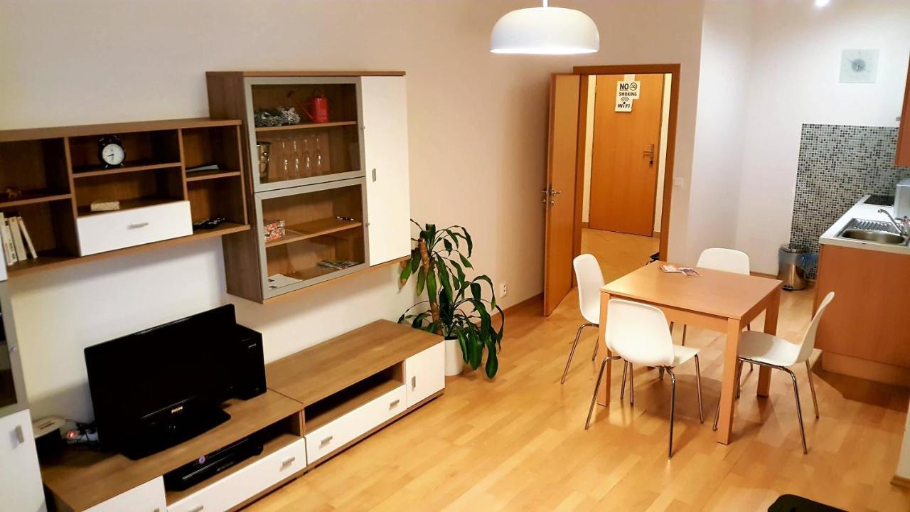 Apartment Smichov Prag Eksteriør billede